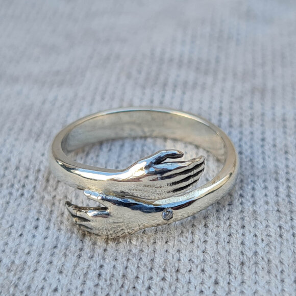 Серебряное кольцо объятия рук с гравировкой