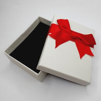 Белая подарочная коробочка с красным бантиком 90х70х30