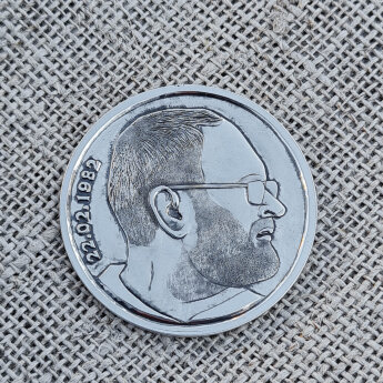 Серебряная монета с профилем