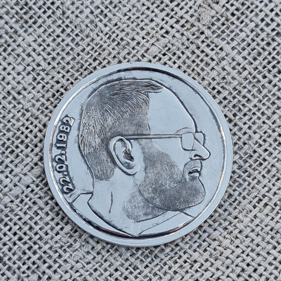 Серебряная монета с профилем