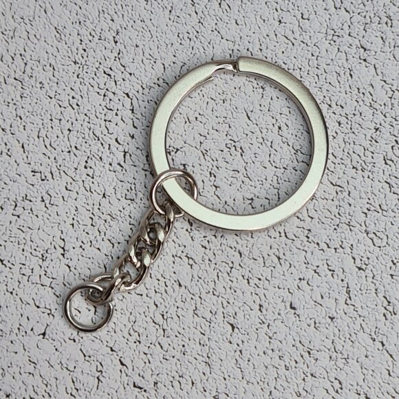 Брелок кольцо для ключей с большим кольцом с гравировкой