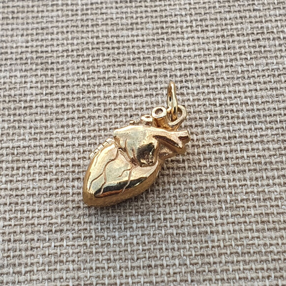 Золотой малый кулон/медальон "Анатомическое сердце" с 2 фото внутри
