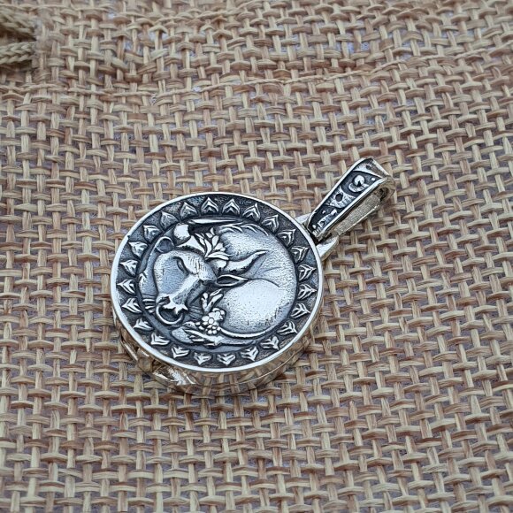 Серебряный открывающийся медальон знак зодиака Телец малый D19 с фото внутри