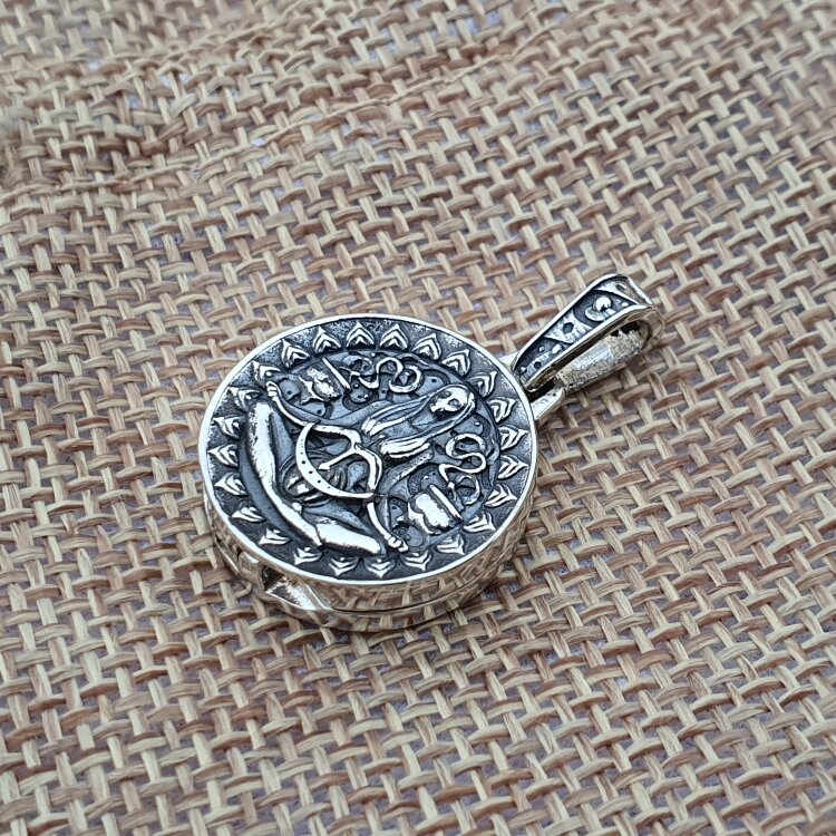 медальон из серебра. серебряный кулон близнецы. руны на медальон для собак. знак на медальоне. знаки медальоны.