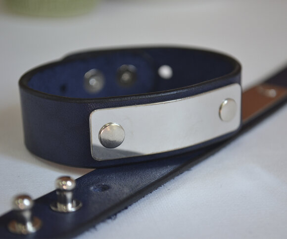 Кожаный синий браслет 2 см с глянцевой пластиной с гравировкой