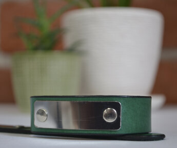 Кожаный зелёный браслет 2 см с глянцевой пластиной
